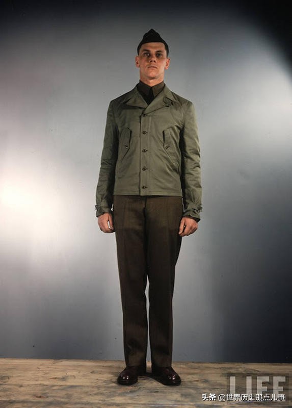 身穿标准军服的美国陆军军官(中尉).