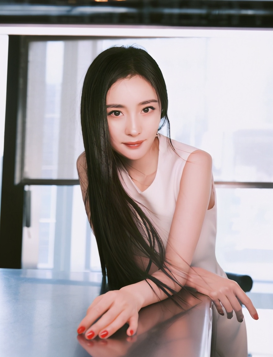 杨幂穿白色长裙气质优雅,长发及腰眼神温柔迷人