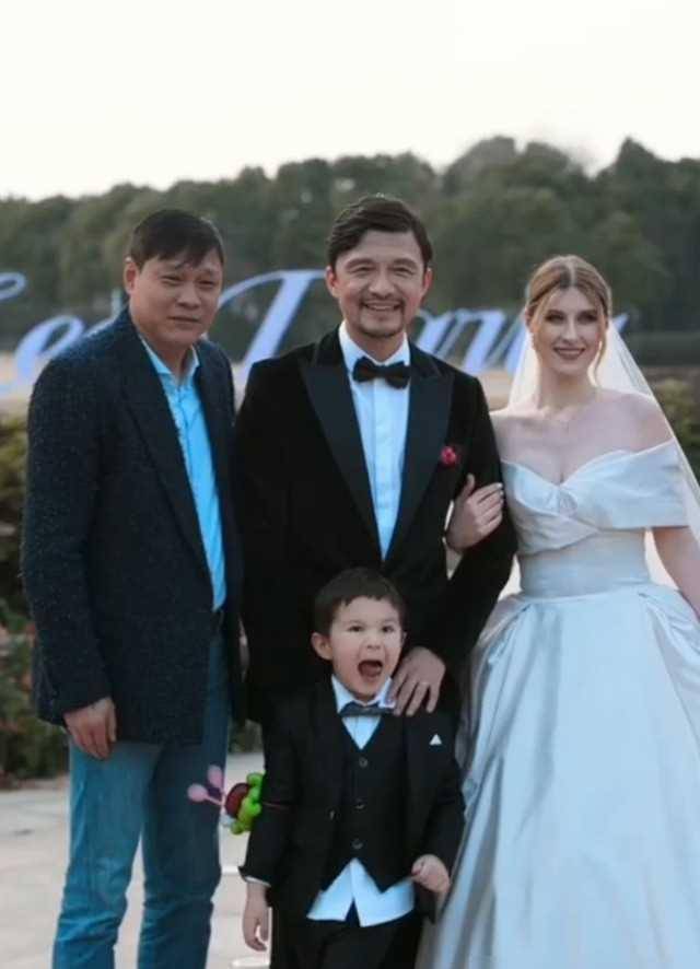 带17岁娇妻出席婚礼,身材纤细,时尚不输新娘_范志毅_张梦瑾_一家