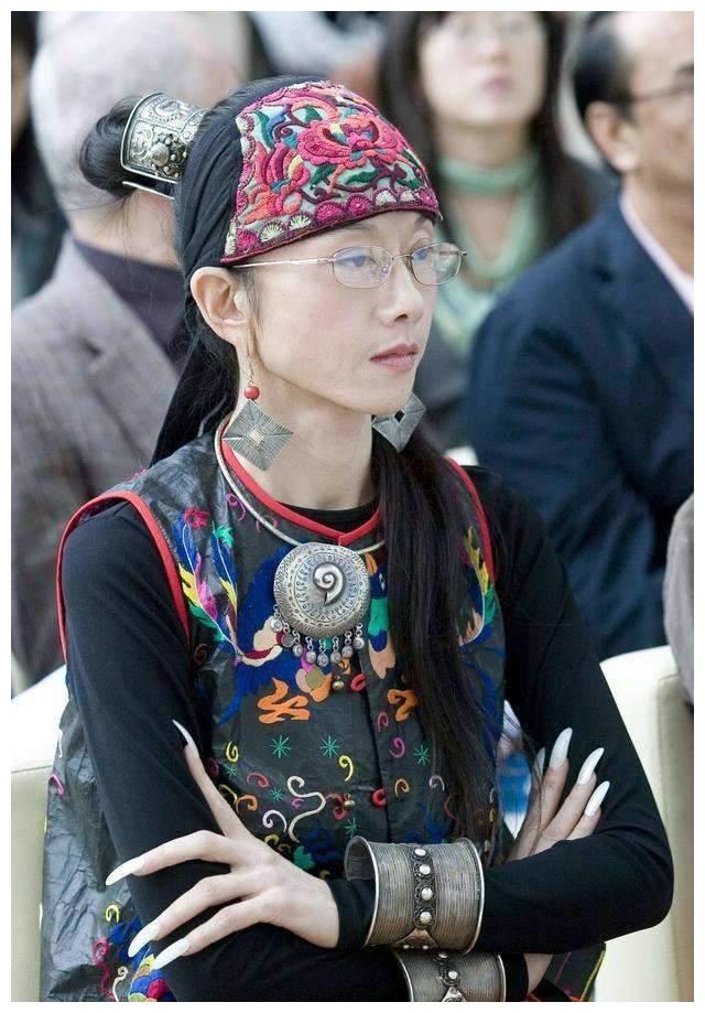 其实明星也是普通人,也并不能青春永驻,何况今年杨丽萍老师已经62岁了