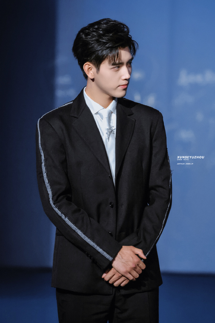 陈飞宇线条黑西装