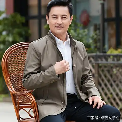 45-55岁男人,经济允许的话,瞧下面男人这样穿,舒适又霸气