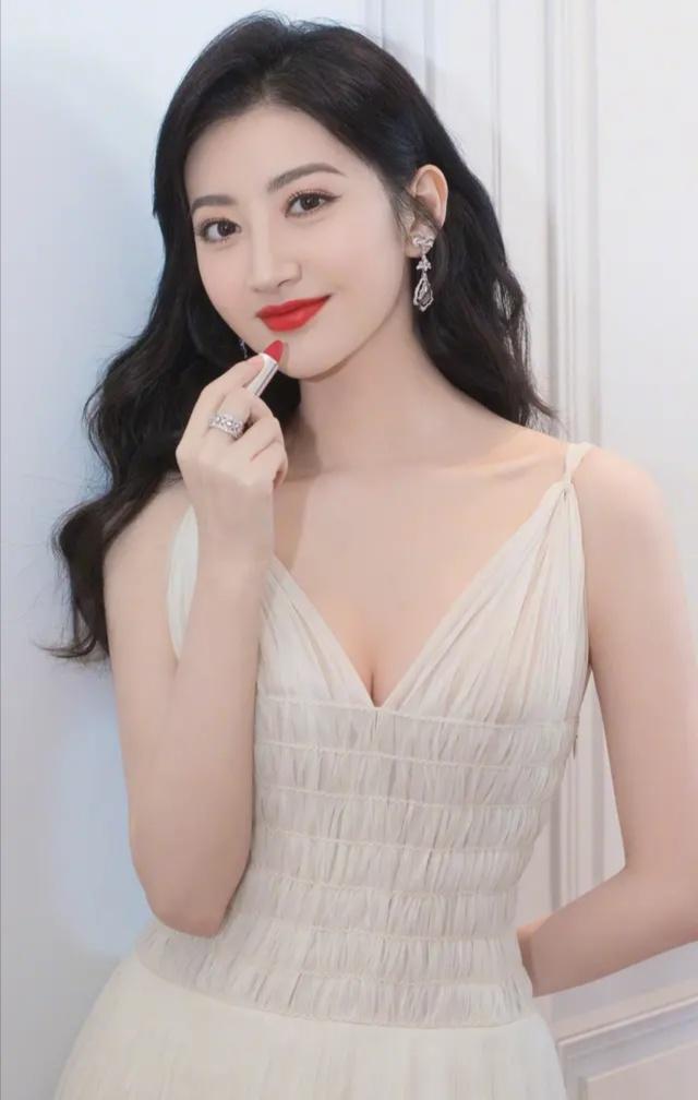 北影校花景甜写真,网友:甜美可人,靓丽惊艳