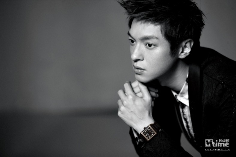 安钧璨1983年生于中国台湾,在偶像团体可米小子中担任财务股长,负责控