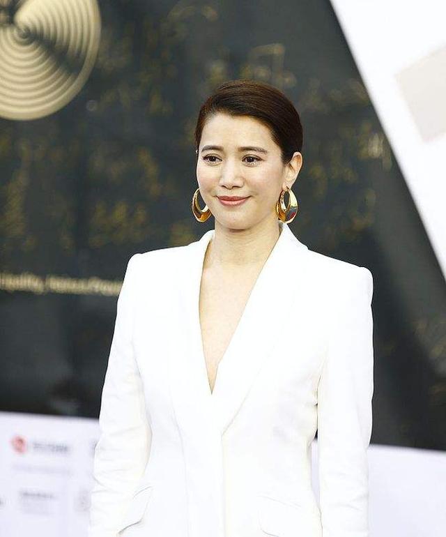 50岁袁咏仪晒黄金周假期,素颜出镜不见老态,与丈夫甜蜜秀恩爱