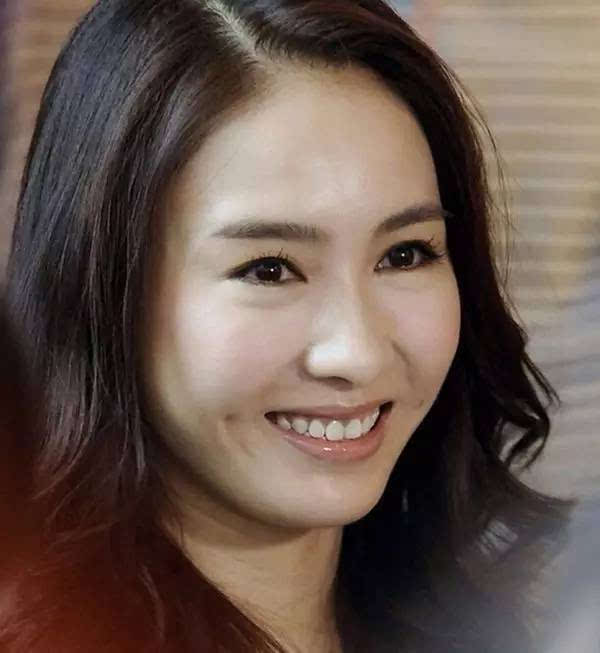 但是人家有酒窝啊 另一种酒窝在嘴角斜下方位置,也叫"梨涡",和笑涡