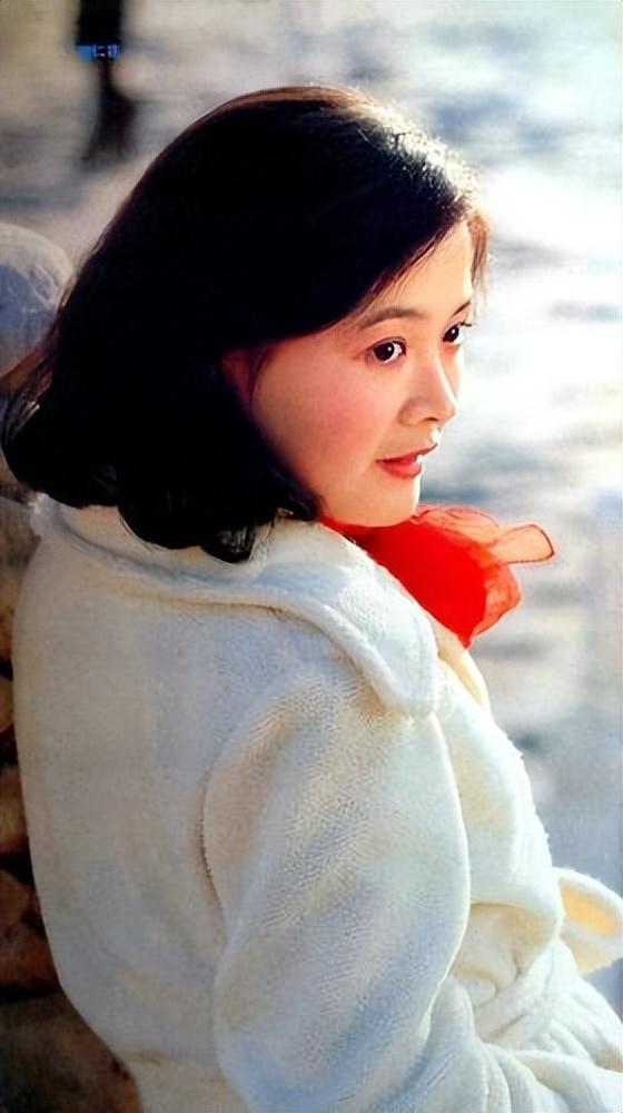 回顾双料影后娜仁花:13岁初入影坛,40岁嫁给导演宁才,42高龄产子