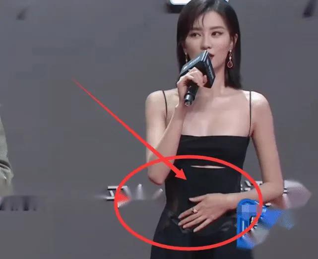 原创乔欣走红毯为啥全程捂着肚子当手放下之后瞬间明白了