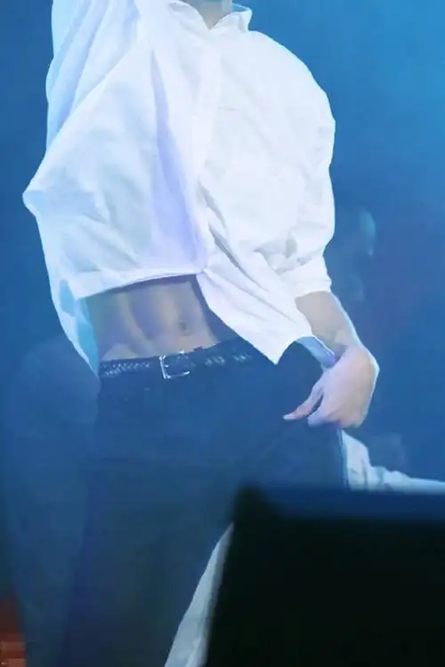 王俊凯的腿和王源的锁骨算什么?易烊千玺才厉害!