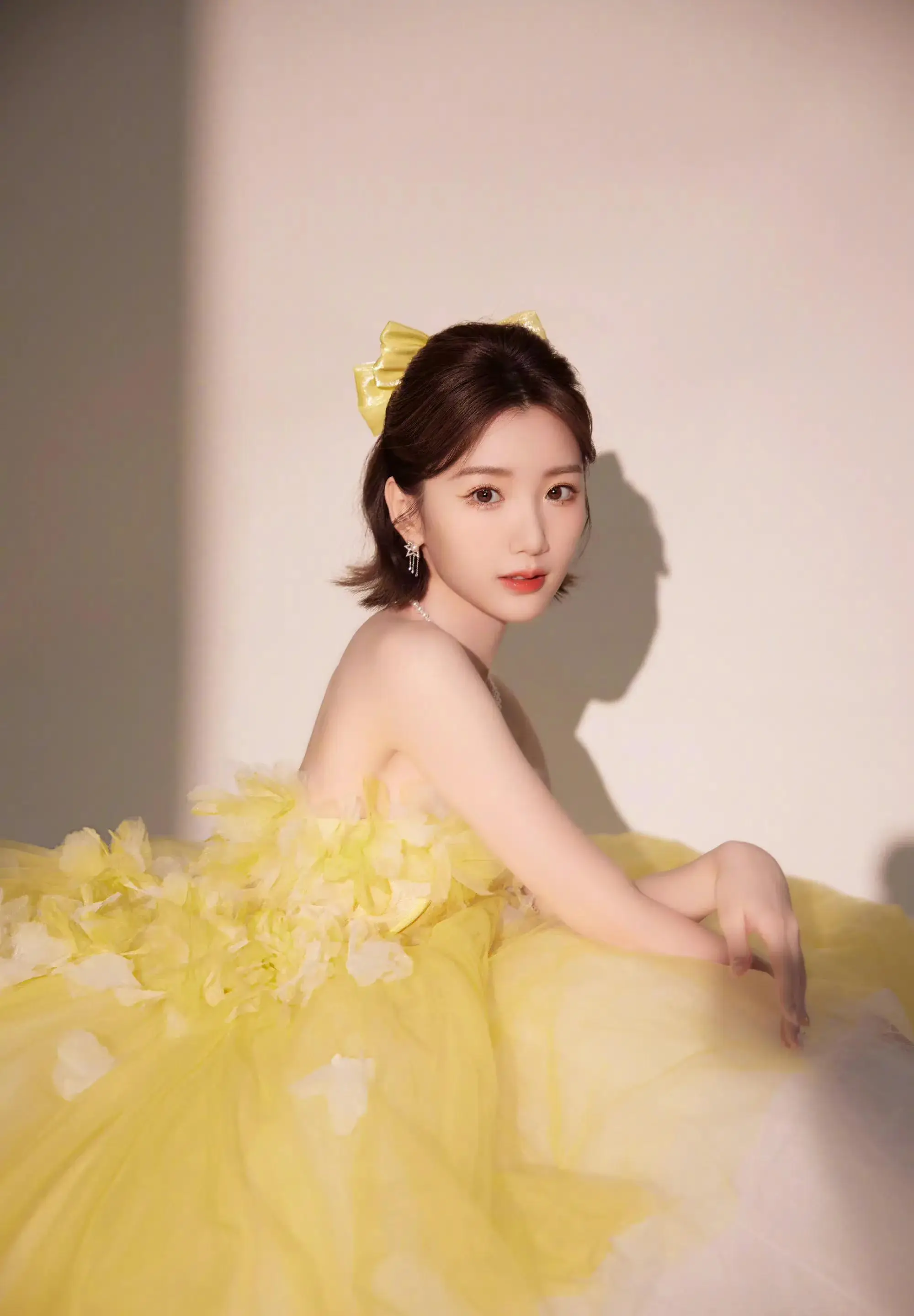 毛晓彤穿黄色花朵抹身材蓬蓬裙 明艳靓丽 俏皮可爱 露香肩雪肤甜美动