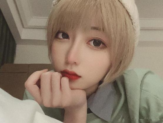 咬米是一个抖音上的大网红,仅抖音上的平台粉丝就有1300多万,还不论