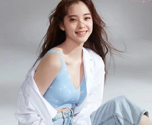 欧阳娜娜内衣大片曝光大腿上勒一根松紧带肉嘟嘟的胳膊太显胖