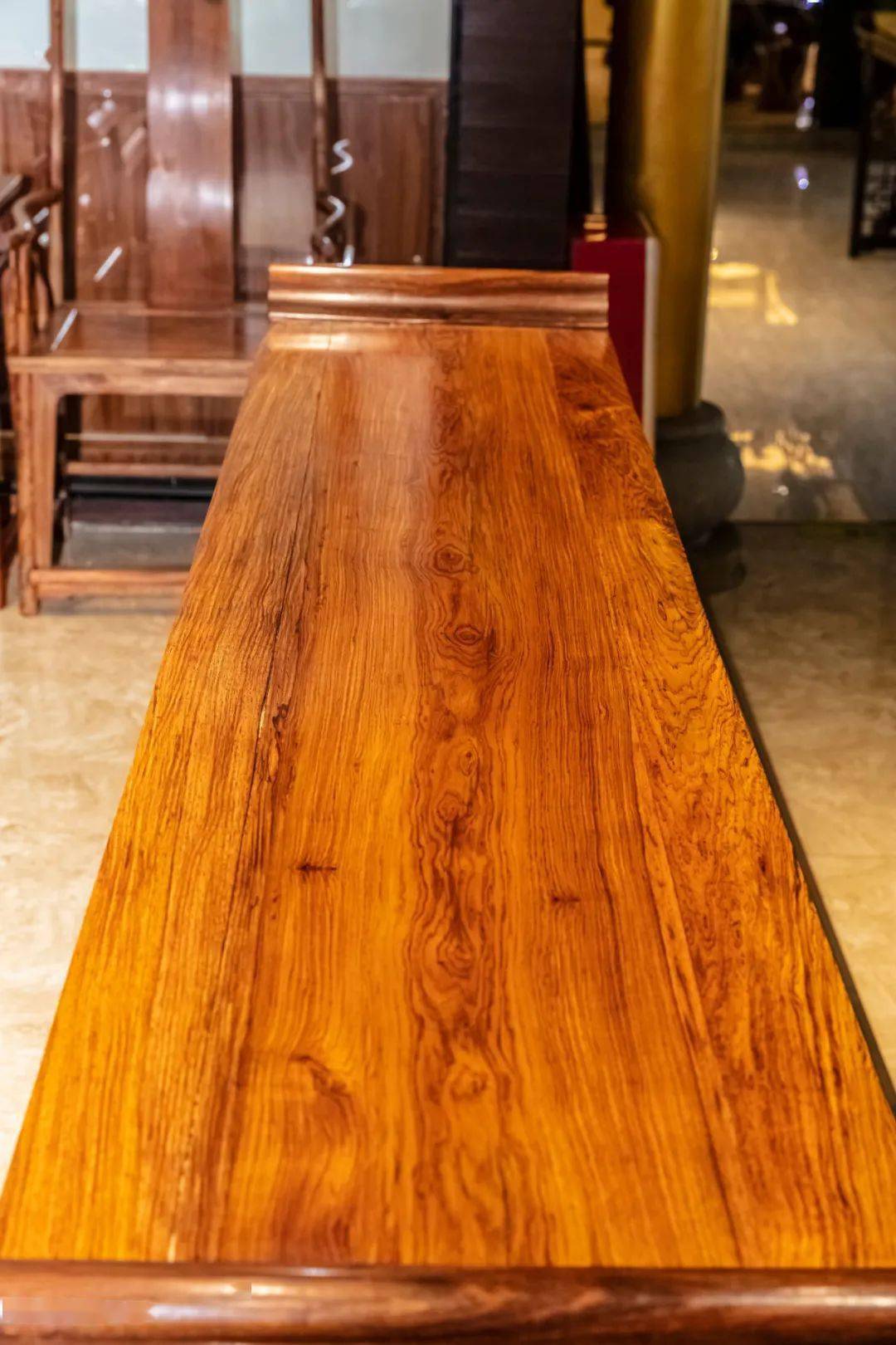 在明代,黄花梨家具由文人所设计,家具的风格以简练古朴为基调.