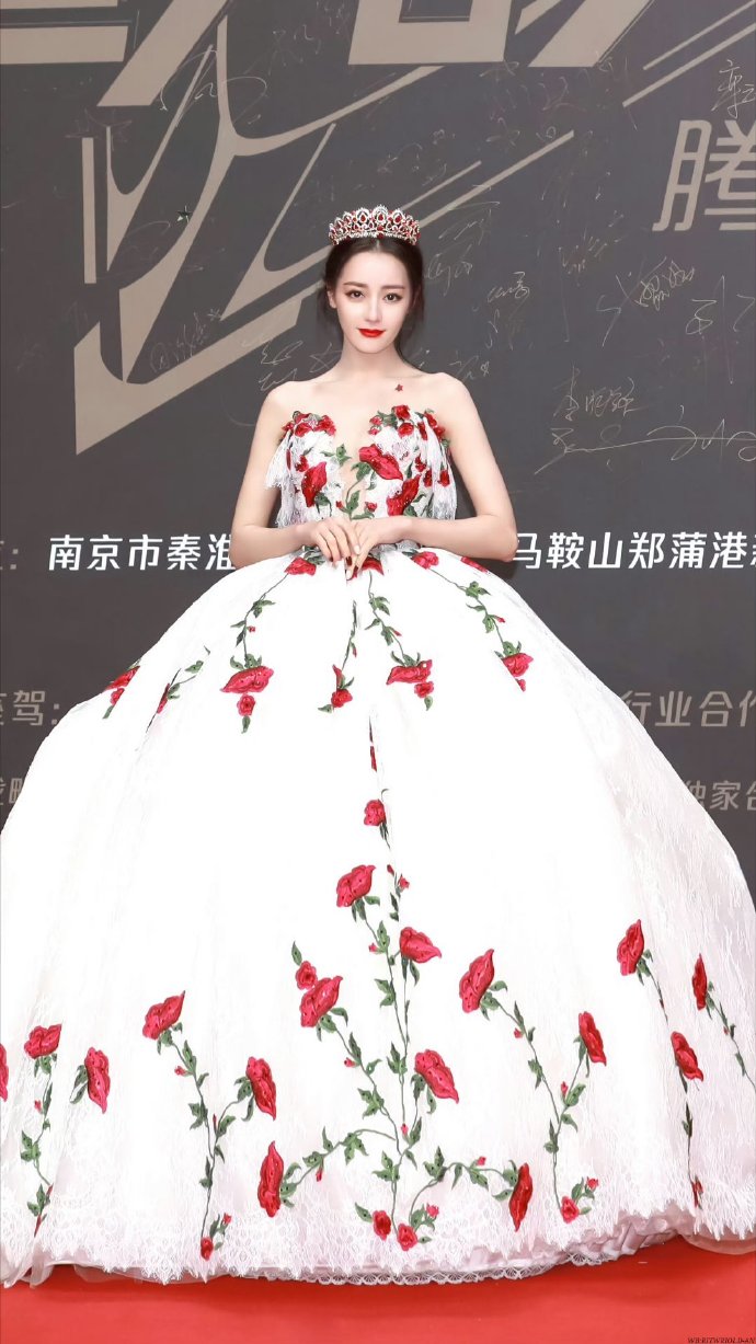 迪丽热巴#迪丽热巴大出圈易如反掌,又轻轻的被美神美到了