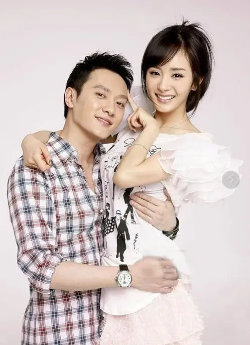 杨幂的第二个绯闻对象是胡歌,当时两人因为"仙剑3",被大家称为"景雪cp