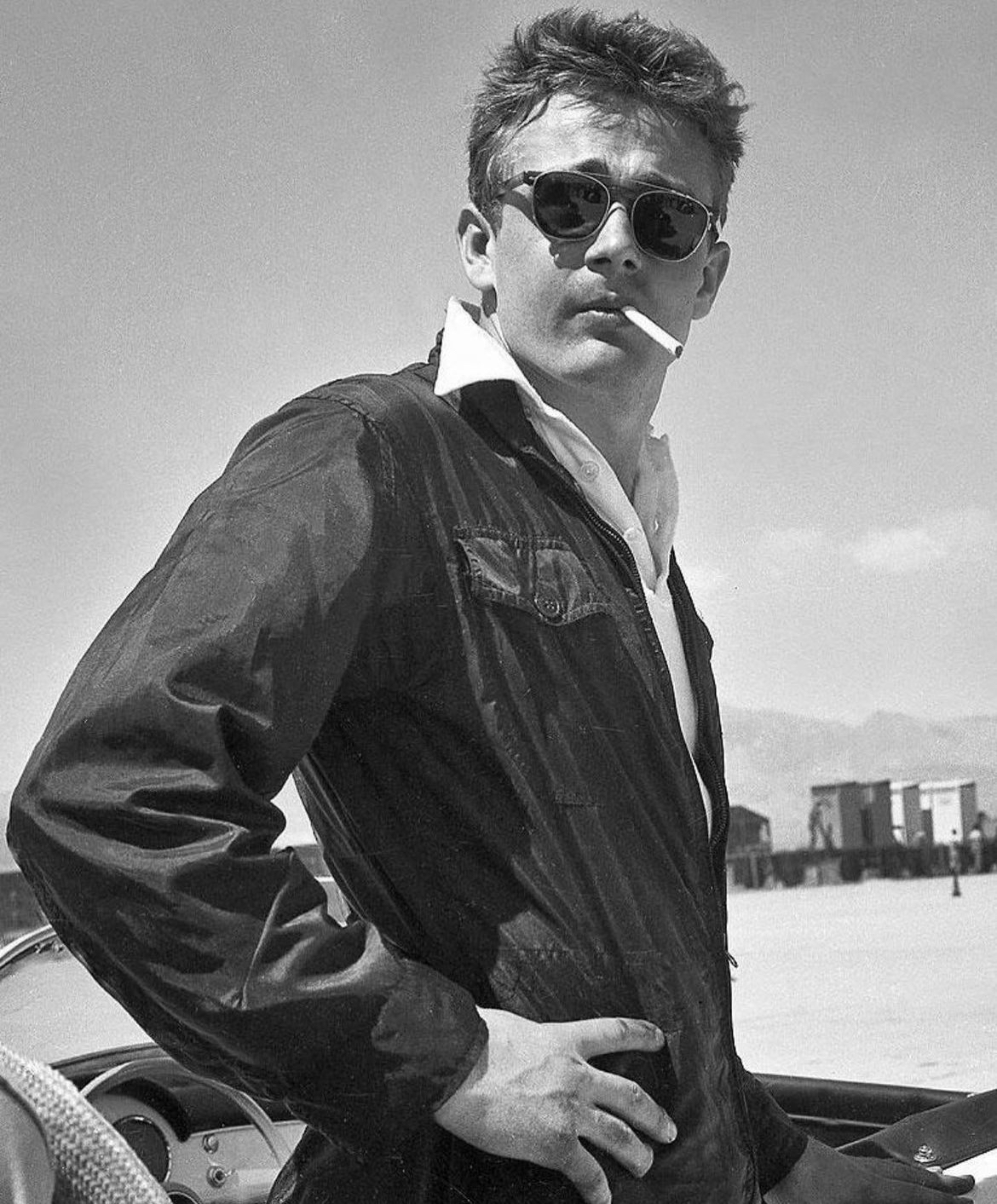 永恒偶像詹姆斯·迪恩 (james dean) 于 1955 年 3 月访问棕榈泉期间