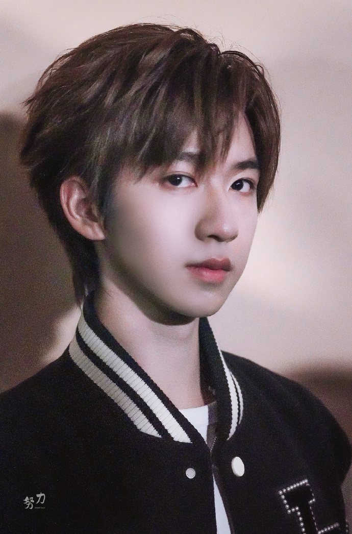 时代少年团秀场照片##贺峻霖 梦蝶破笼