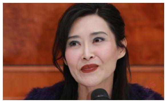 杨采妮与新加坡男友邱韶智合开公司倒闭后,两人欠下一大堆债,男友逃窜