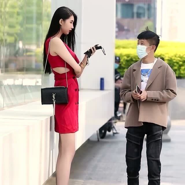 身高是男生的硬伤,1米7的小伙子站在1米9小姐姐身边,零气场