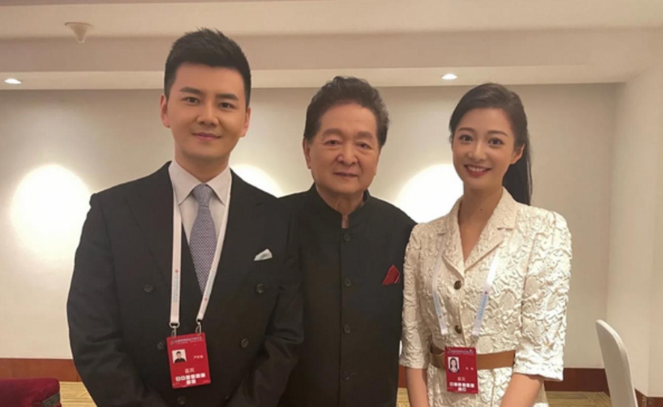主播严於信:33岁主持新闻联播,撞脸宁泽涛,迎娶美娇妻家庭美满_钢琴