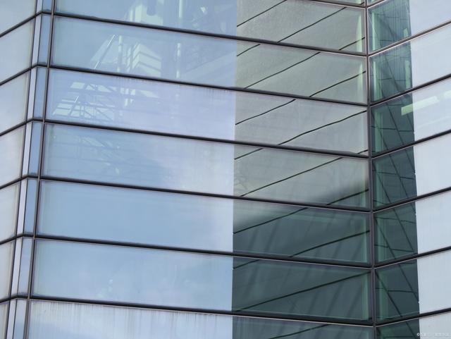 玻璃幕墙是现代建筑中常见的一种外墙装饰材料,其透光性和美观性都