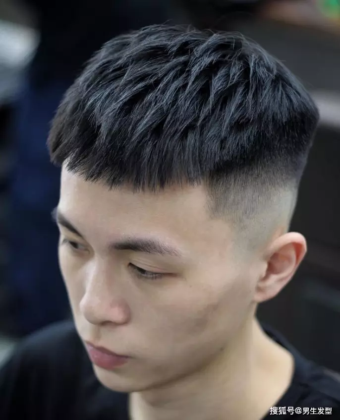 男人年过40岁,发型总是选不好?这三种造型帅气不油腻,简单好看