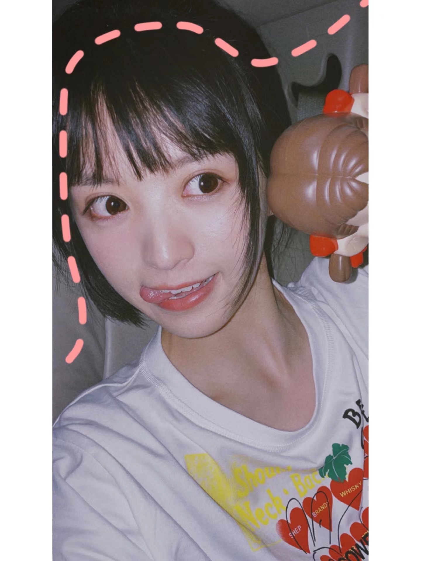 刘昊然抽烟抽得挺凶的,尤其跟女友在一起时,周围经常都是烟雾缭绕.