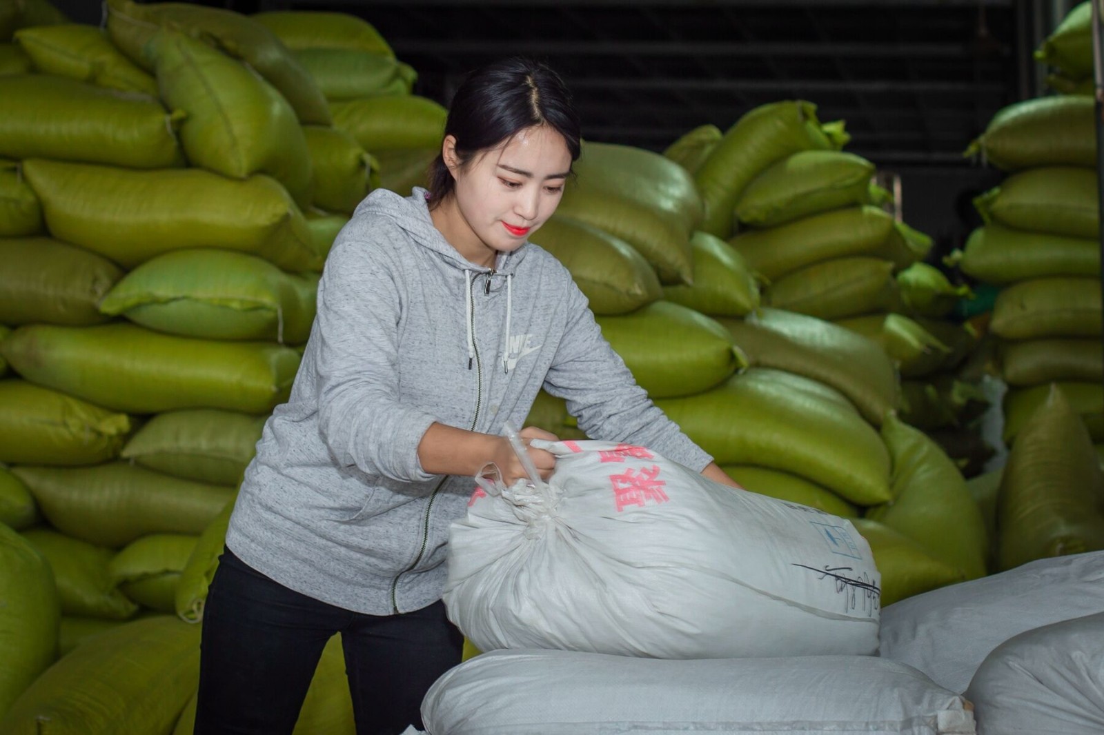 23岁农村女孩奋斗史:白手起家收废品年入百万,买车买房当老板