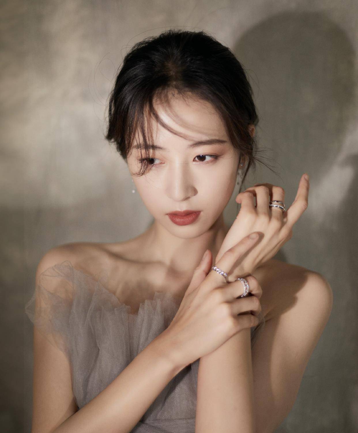 新剧《从结婚开始恋爱》剧照曝光,结婚证太抢眼,女主是肖战闺蜜_周雨