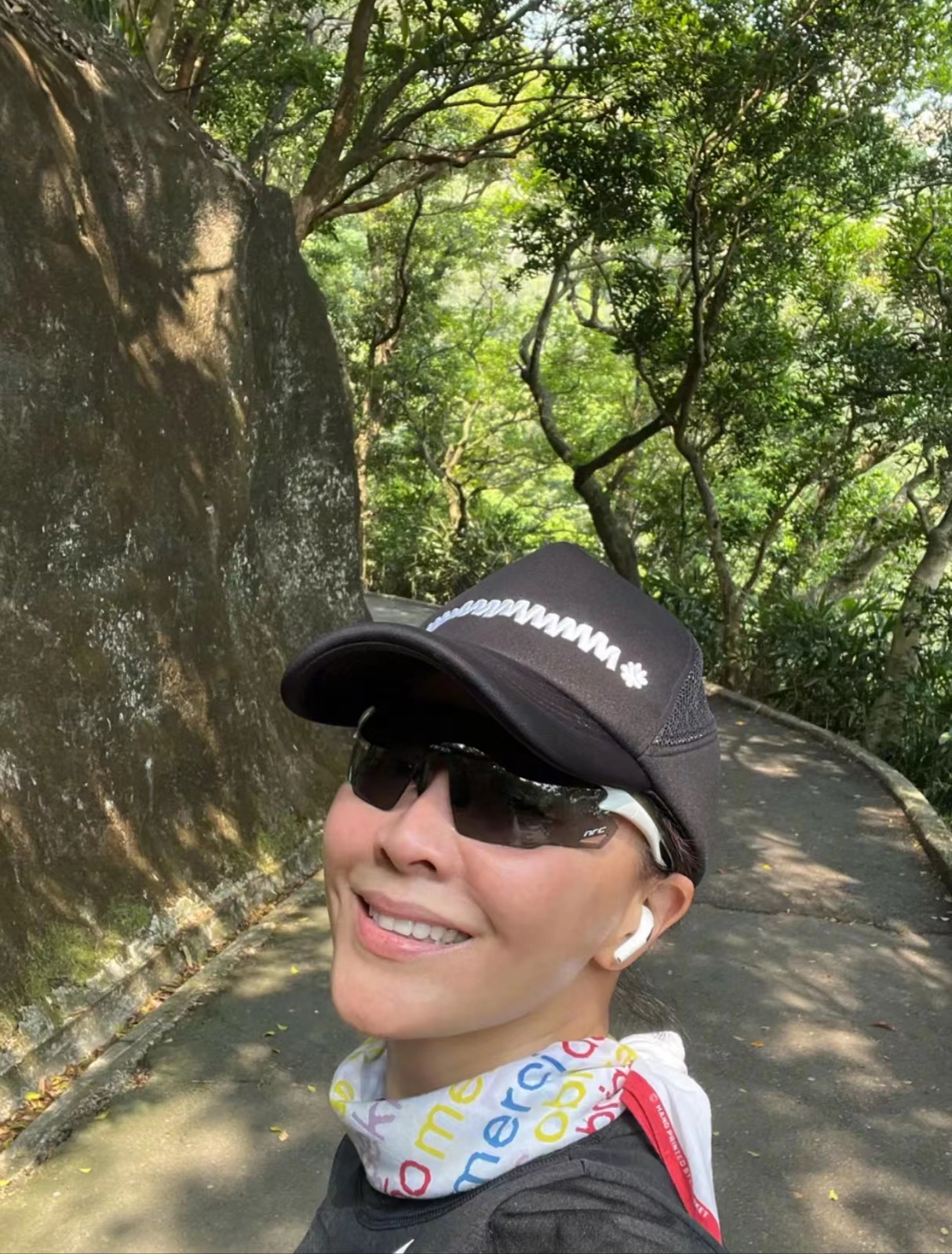 刘嘉玲晒跑步照,素颜状态下的她,小脸红扑,气色绝佳.