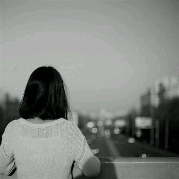 黑白女生背影图片_唯美意境图片_窝窝qq网