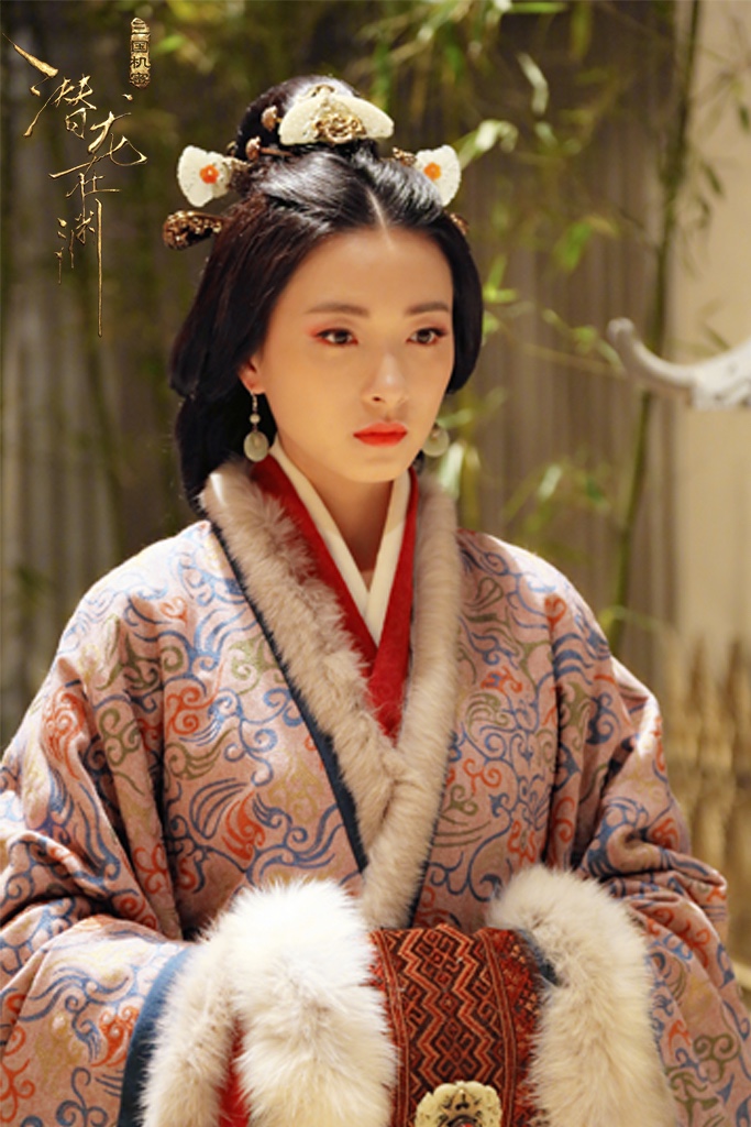 万茜《三国机密》伏寿醉酒 御姐皇后化身烂漫少女