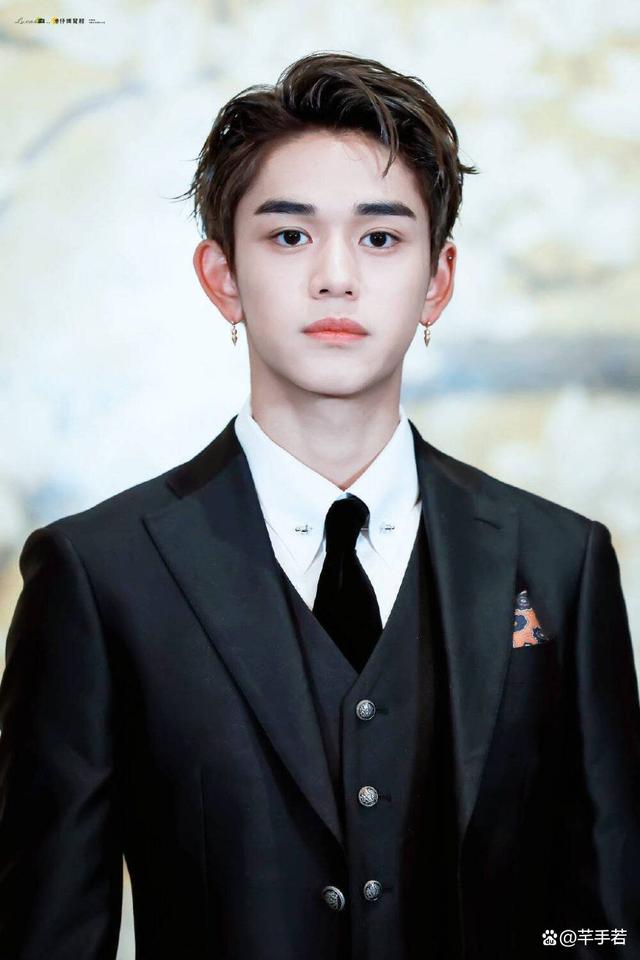 nct黄旭熙出现在sm官网,为了不引起太大的争议,sm放的是背影照