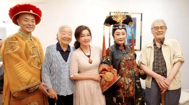 92岁蓝天野近照曝光,《渴望》饰王沪生父亲,养生讲究无欲则刚_活动