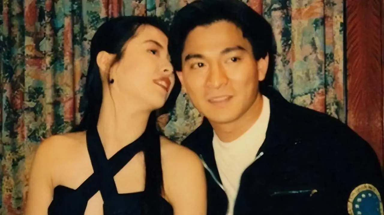 王祖贤坐在刘德华腿上时,谁注意到华仔手的位置?细节见人品!