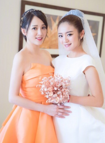 安以轩再晒婚礼伴娘团美照 穿浴袍齐刷刷晒美腿