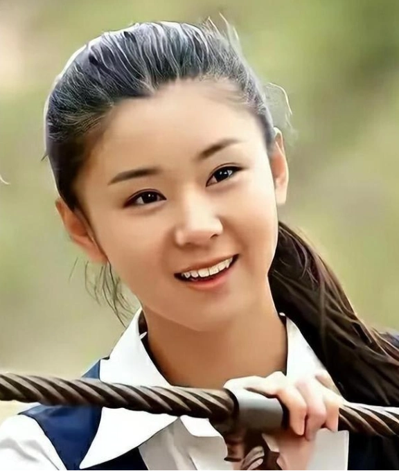 回顾李小萌出道20年与王雷相爱15年生一子36岁怀二胎