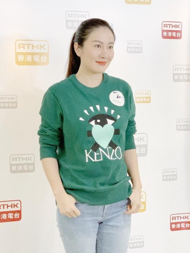 叶璇一身随性造型却看着胖不少,虽然身上长肉了,但气质仍然在