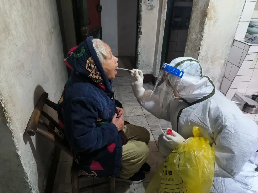 在沙市区胜利街道红门路社区,荆州一医,沙市烟草公司,社区志愿者坚守