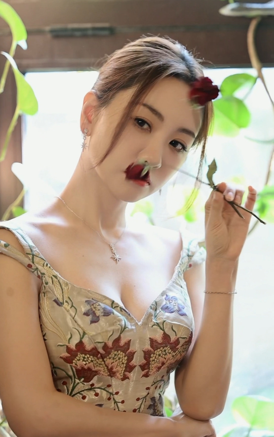 杨蓉身材一如既往的性感诱人,这身材在娱乐圈绝对是首屈一指!