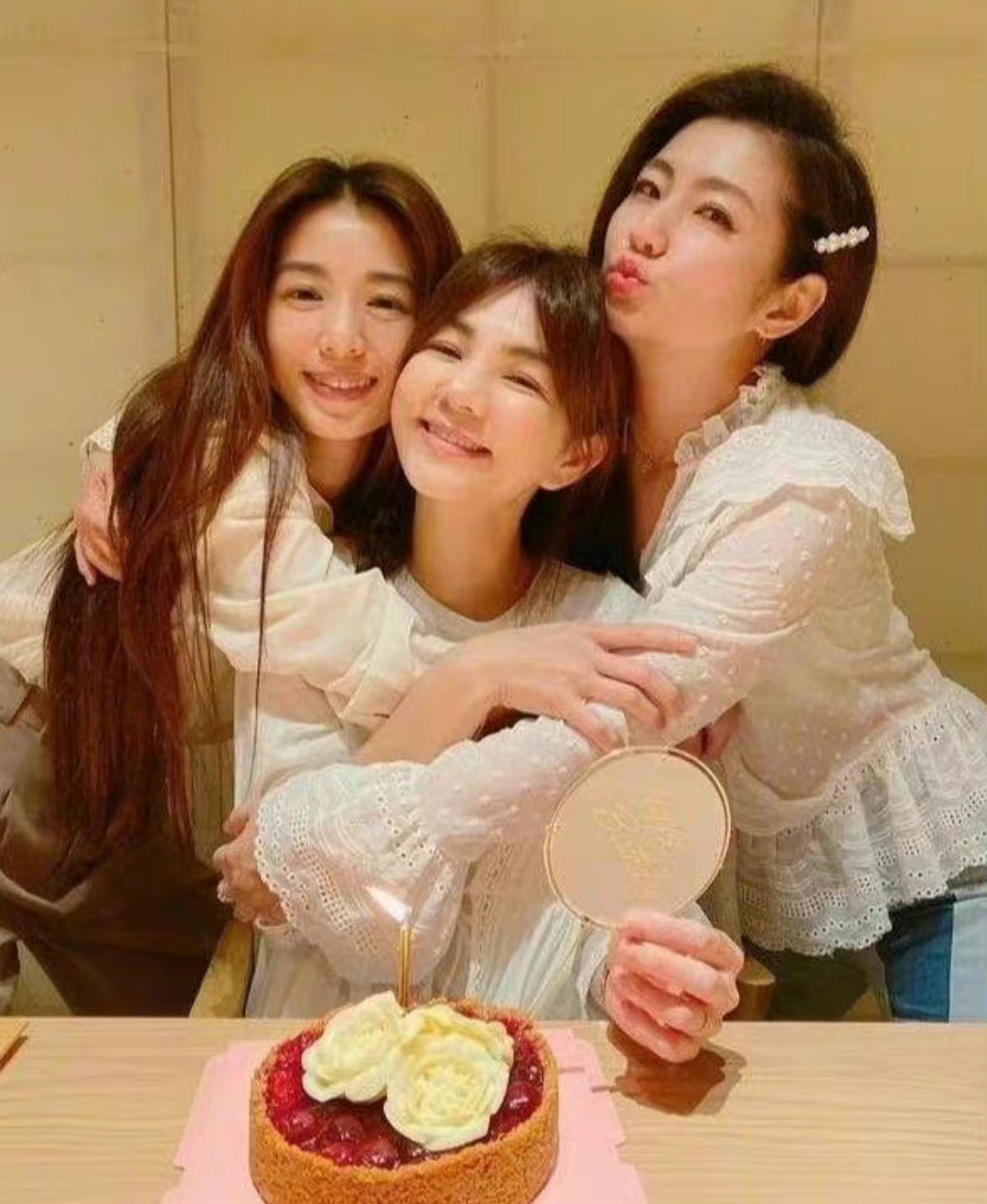 任家萱田馥甄陈嘉桦聚会合照,这么多年过去好像有变化都好像都没变!