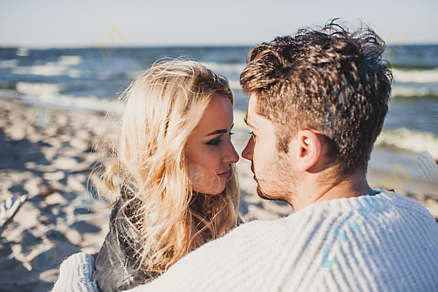 海边深情对视年轻情侣高清图片下载