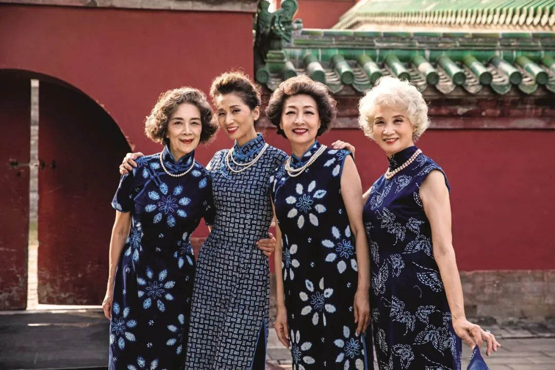 从左到右:王星火,林玮,王念文和孙杨在北京的主要景点天坛穿着蜡染