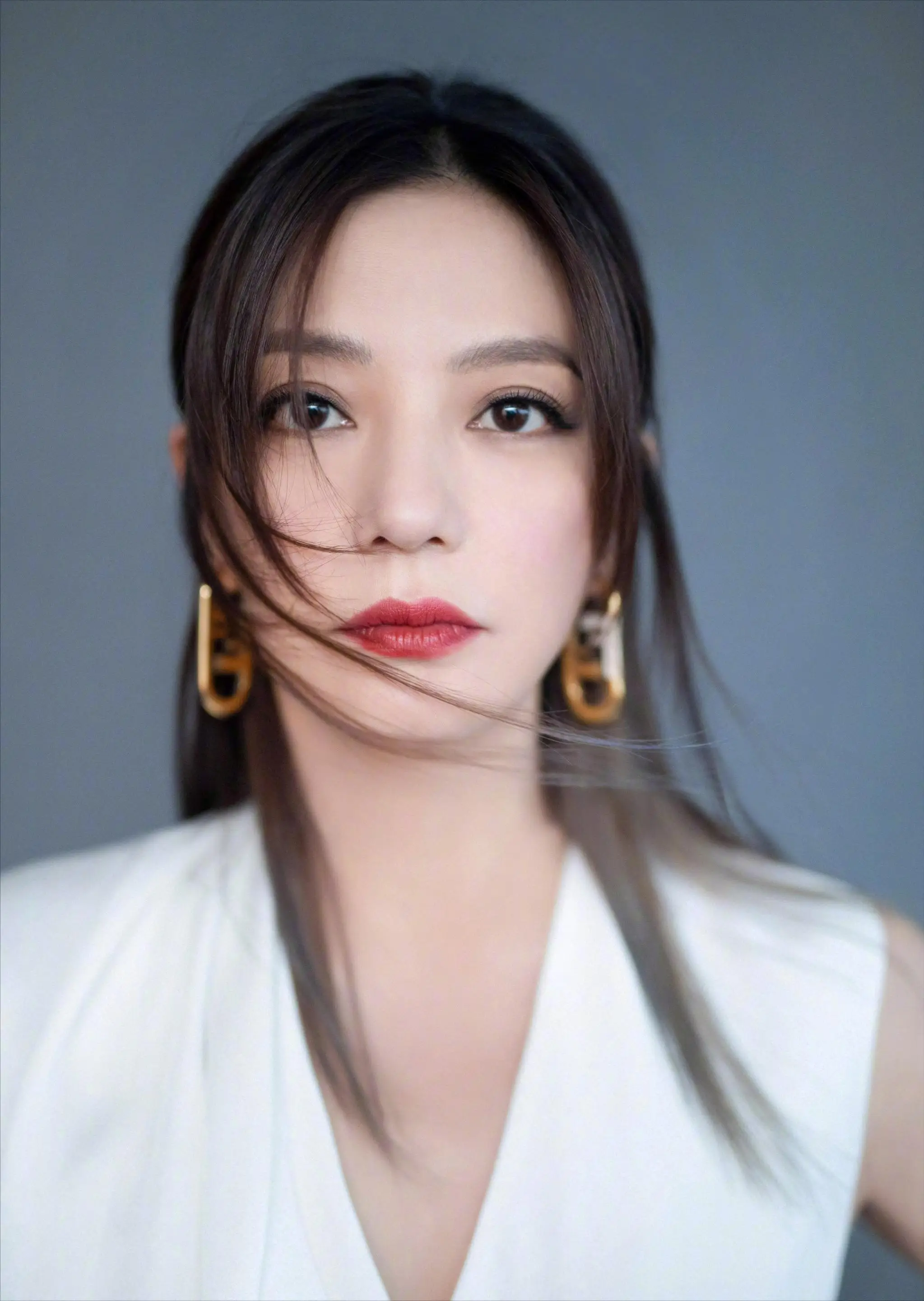 拔出萝卜带出泥!49岁赵薇近况被曝,原来圈内封杀只是冰山一角