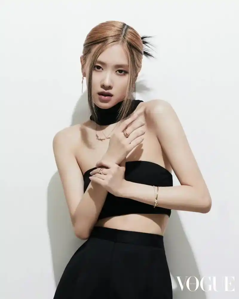x vogue hk十二月刊封面 #朴彩英rosé  - 抖音