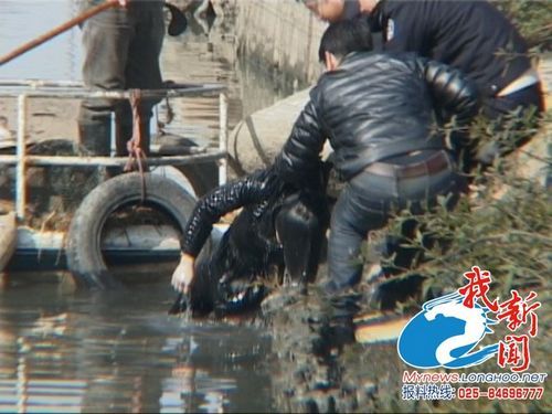 今晨南京下关一年轻女子投河自杀身亡警方已介入调查