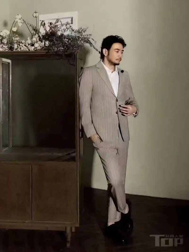演员杨烁拍摄《tops》杂志大片穿着利郎.#西服的魅力 - 抖音