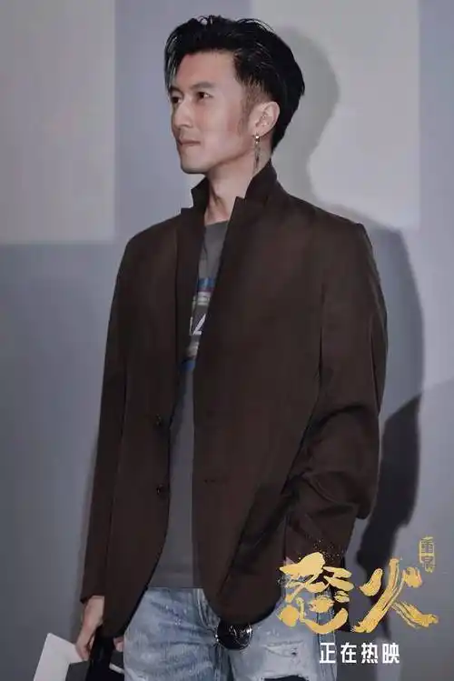 怒火重案谢霆锋假扮工作人员为观众惊喜送花2