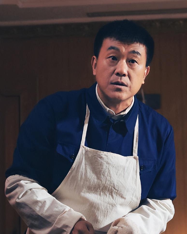 何冰:不拍烂片 何冰是一位国家一级演员,他的职业生涯犹如璀璨的星空