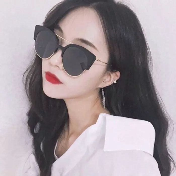 女生戴眼镜头像